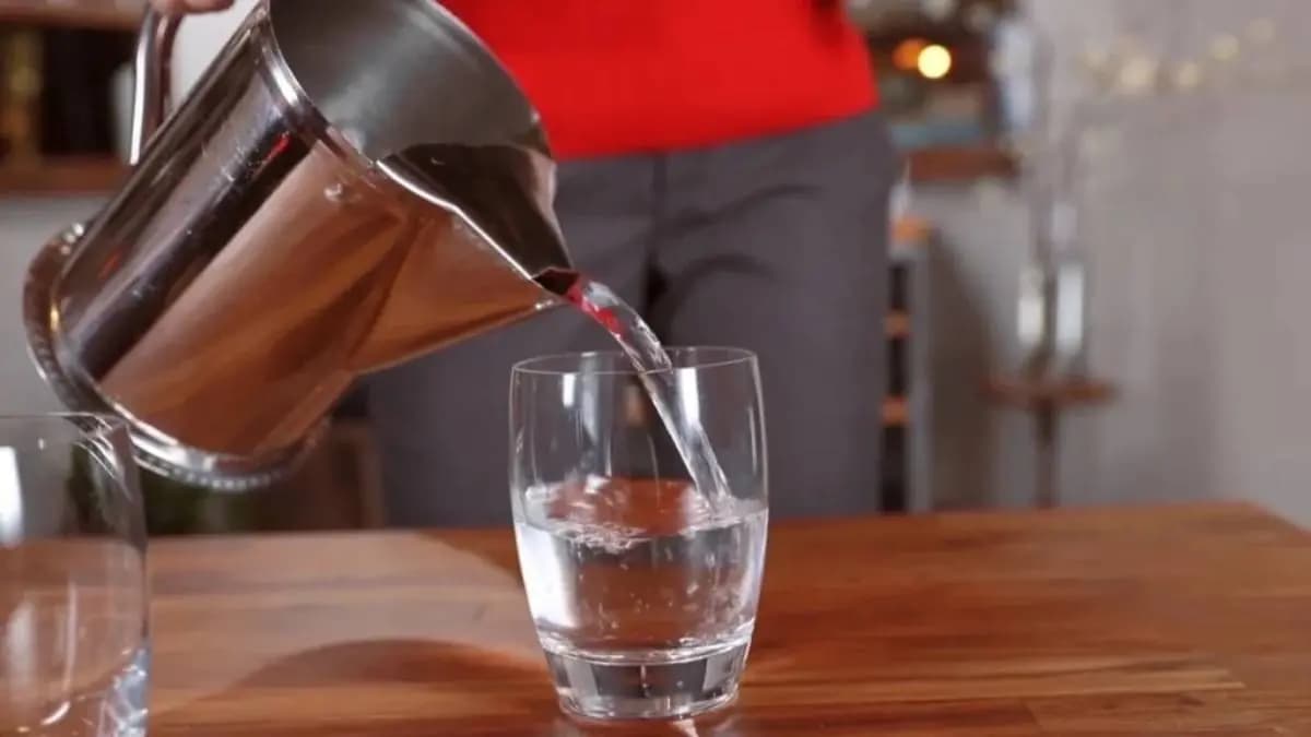 Why guests are offered water first when they come home the reason will shock you lif