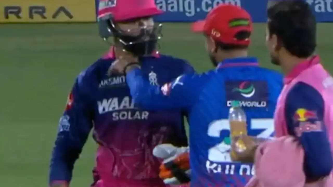 IPL 2026:Ravindra Jadeja and Kuldeep Yadavs fun on field banter goes viral during first innings