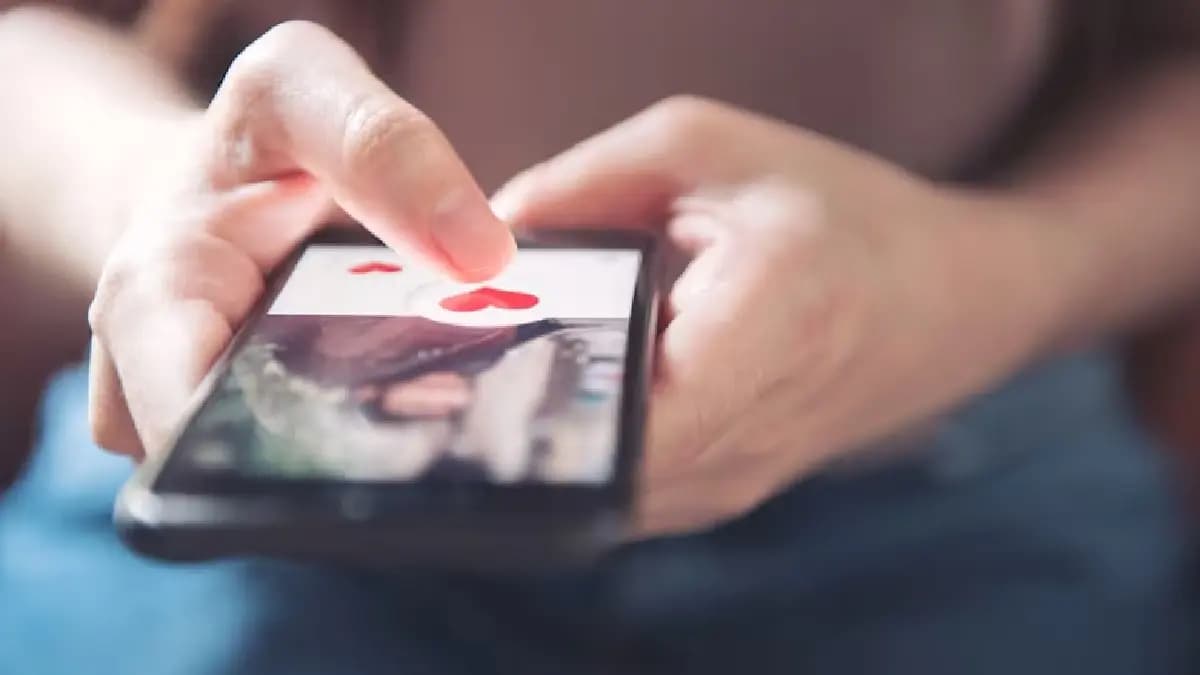 pune man robbed of gold chain after being lured via dating app 