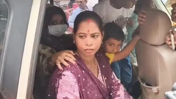 BSF jawan Purnam kumar shaw wife return home from pathankot