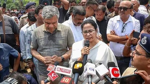 mamata banerjee attack centre for rail accident