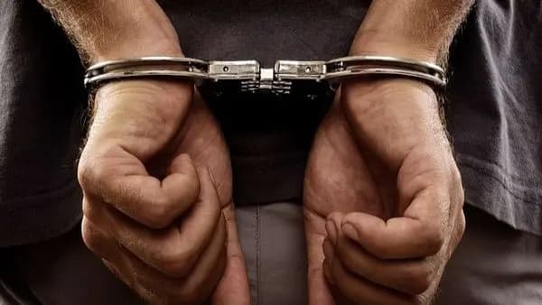 Kolkata police recoverd laptop stolen from car detain one person gnr 