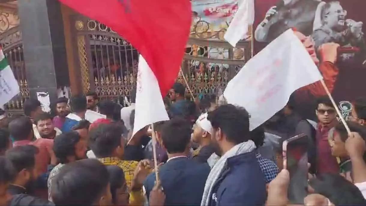Clash between Tmcp and sfi left policemen injured in barasat
