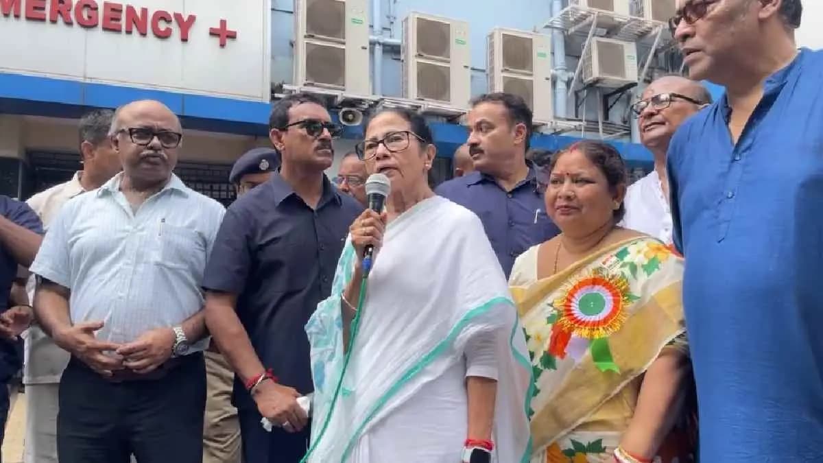 Mamata Banerjee went to sskm to see students who fell sick during Independence Day Program
