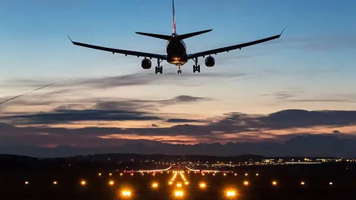 Woman Screams And Runs inside plane with out clothing 