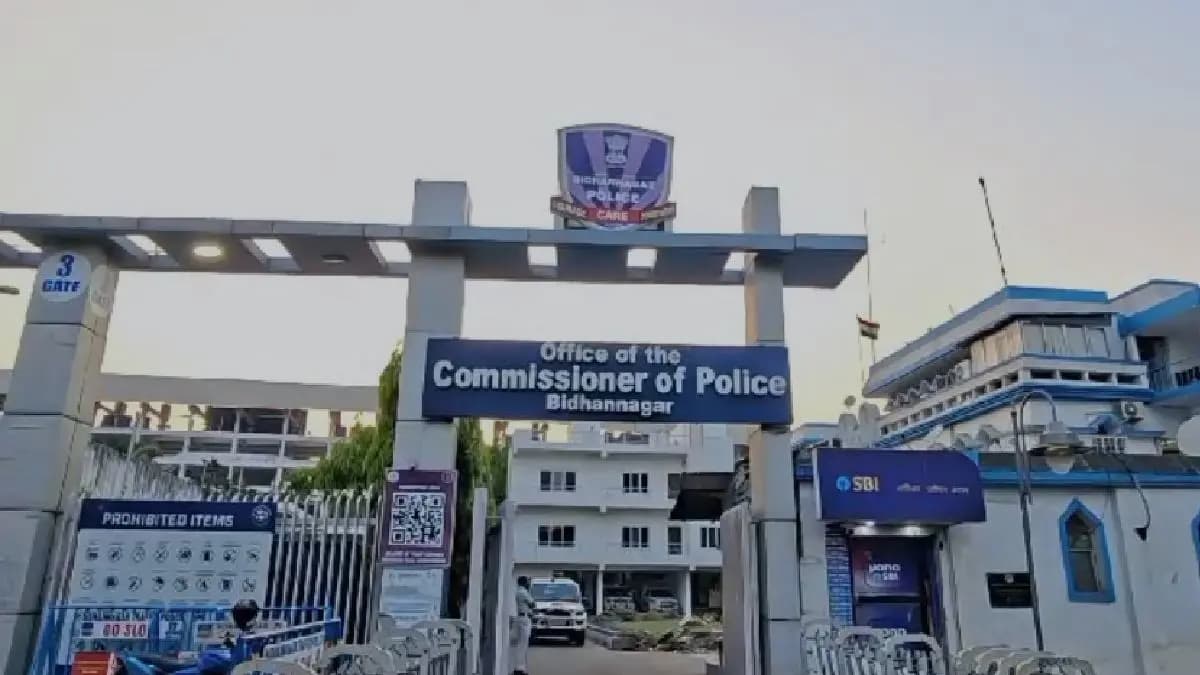 In disguise of Income Tax officers a group of CISF jawans committed robbery