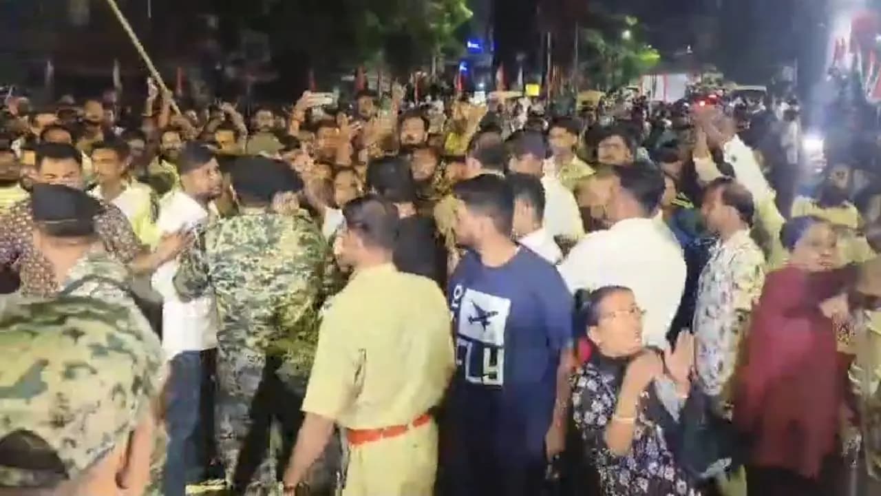TMC And BJP Workers Clash Over Strong Room infront of Bidhannagar College