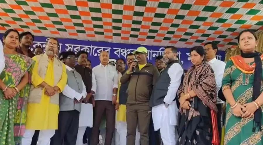 Slogans of party workers around Rajiv Banerjee