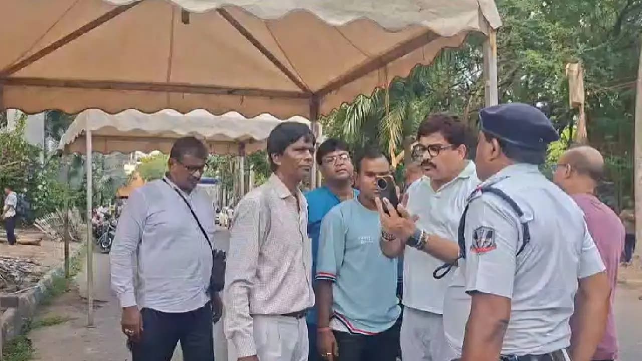 BJP Workers Clash With Police Outside Counting Centre in Bidhannagar