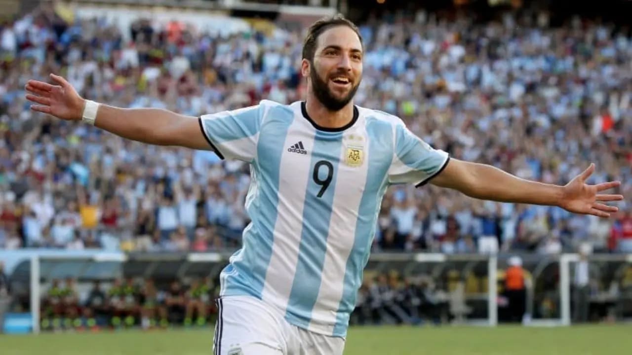 Former Argentine star Gonzalo Higuains photo viral in social media and fans stunned 