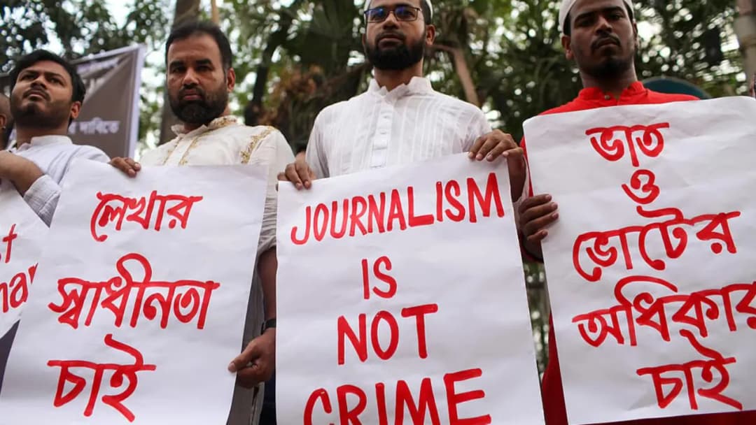বাংলাদেশে সংবাদপত্রের স্বাধীনতা ও সাংবাদিকদের নিরাপত্তা নিয়ে চরম উদ্বেগ: সংকটে গণমাধ্যম