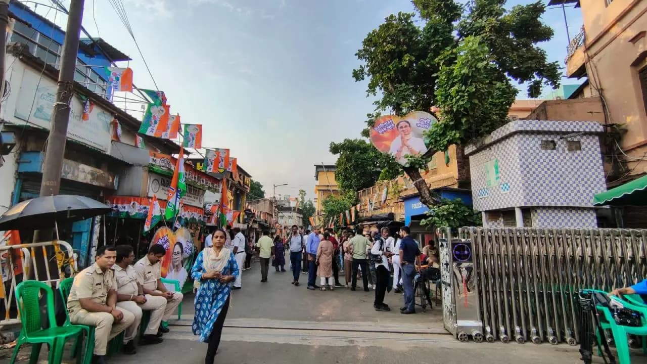 Guardrail Removed From the Road in front of Mamata Banerjee's House at Bhowanipore 