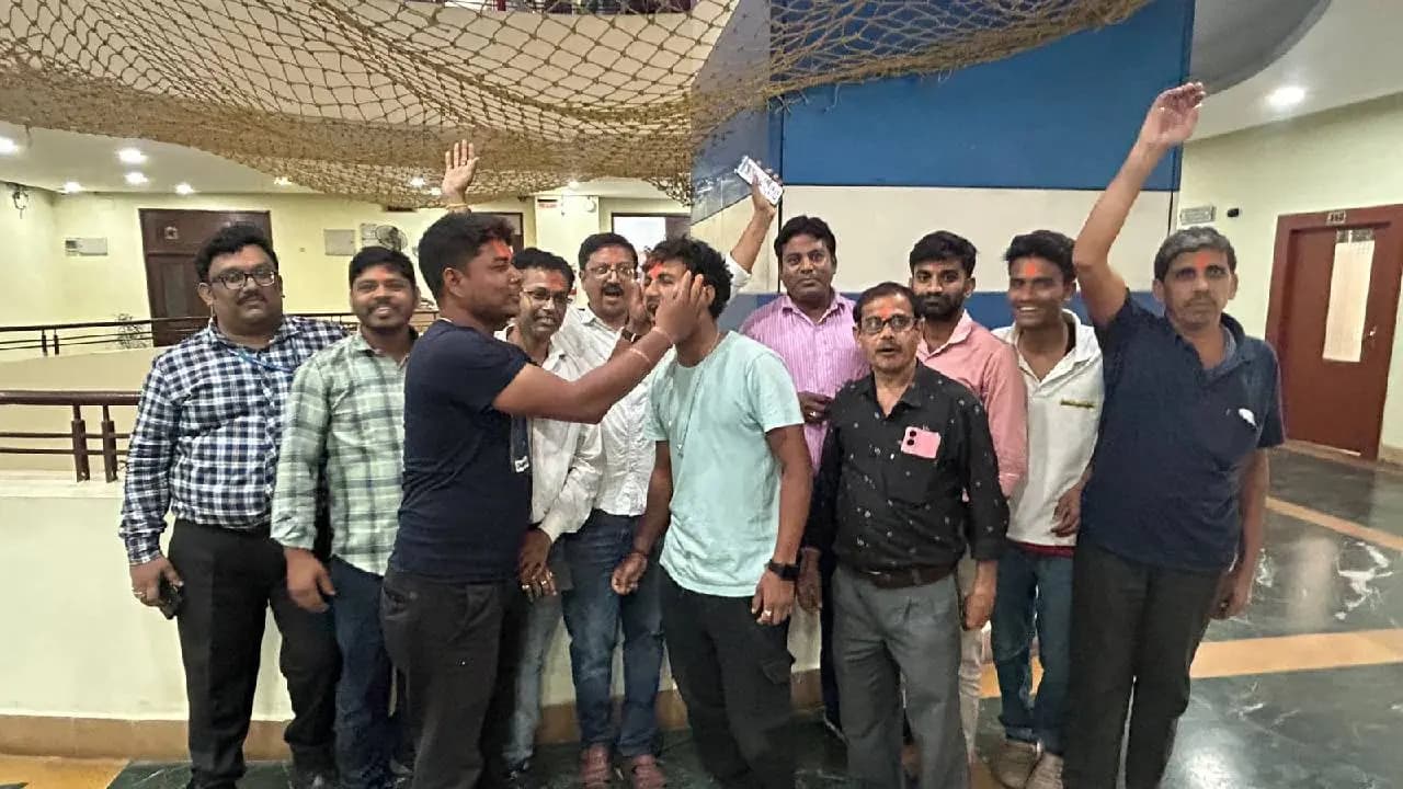 Employees at Nabanna celebrate BJP victory 