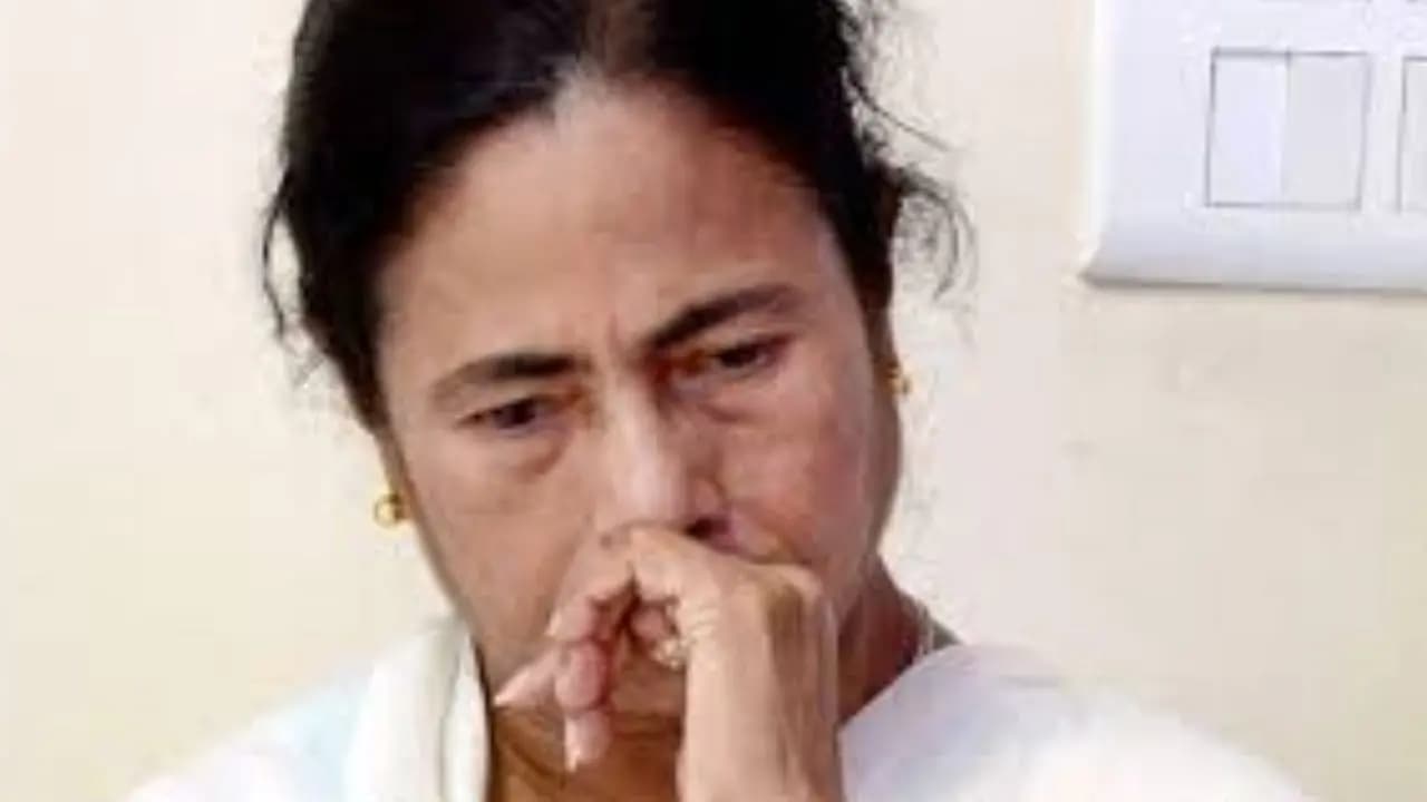 Mamata meets elected MLAs in kalighat