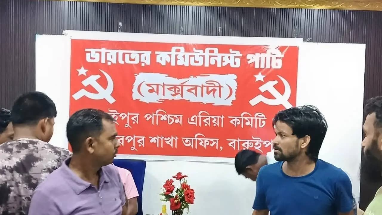Hoisting red flags in Baruipur CPI(M) leadership vented their outrage