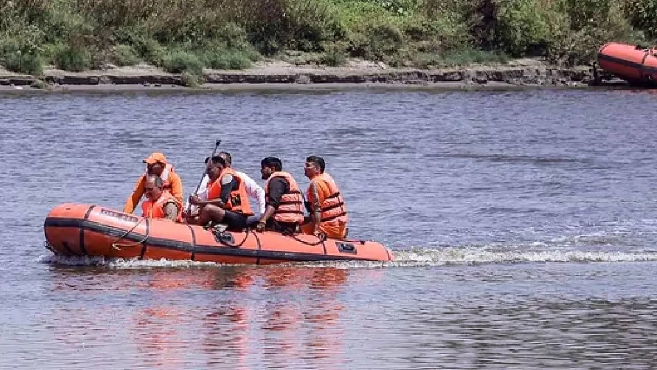 The boat overturned in the middle of the river Yamuna 