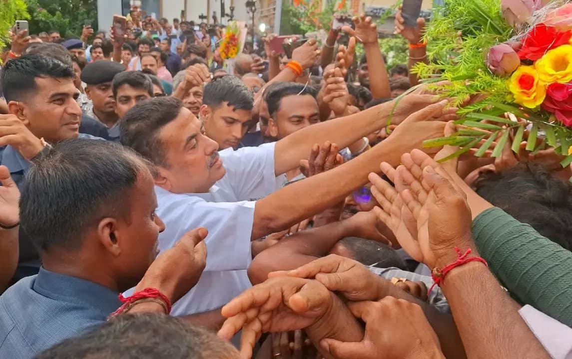 A massive crowd surges into the barricade-free Shantikunj for a glimpse of Suvendu Adhikari 