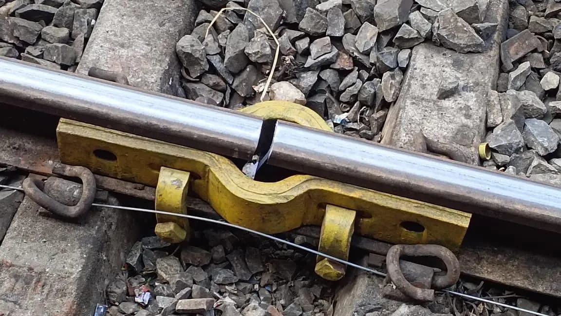 Cracks in railway lines due to cold