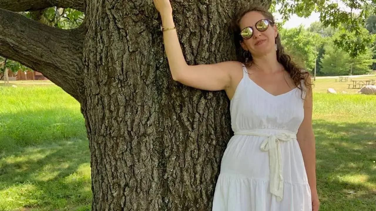 Woman claims she is in a relationship with an oak tree
