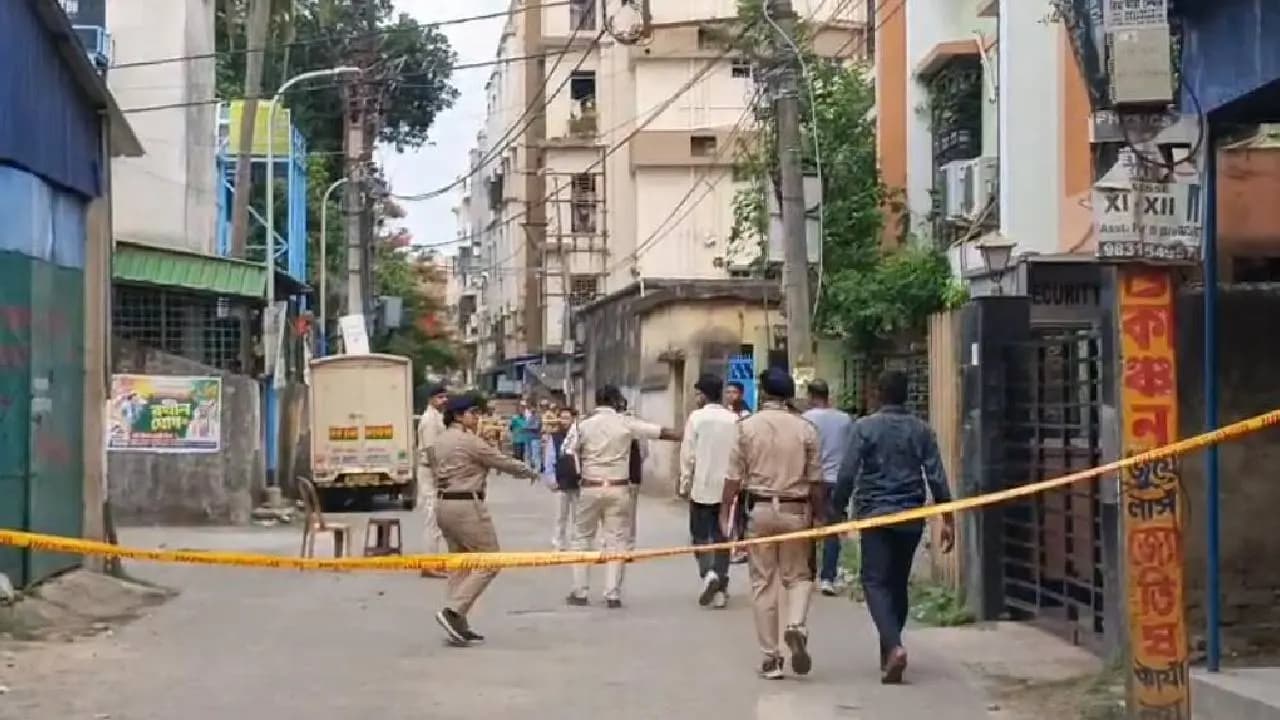 CBI officials inspect the scene of the Chandranath murder