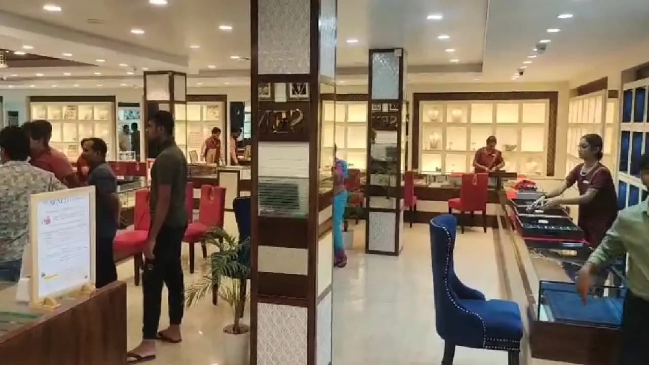 Miscreants looted the famous jewellery shop in West Bengal