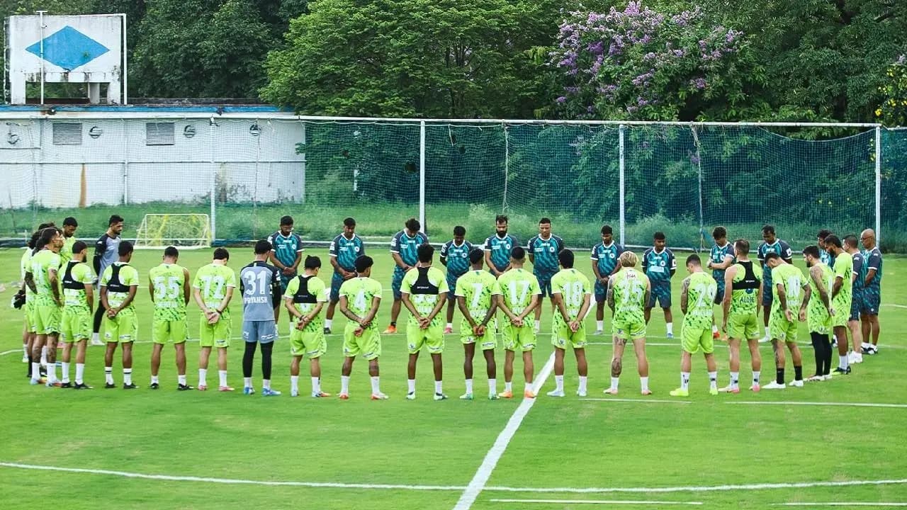 Mohun Bagan Super Giant Players pay Respect to Former President Tutu Bose