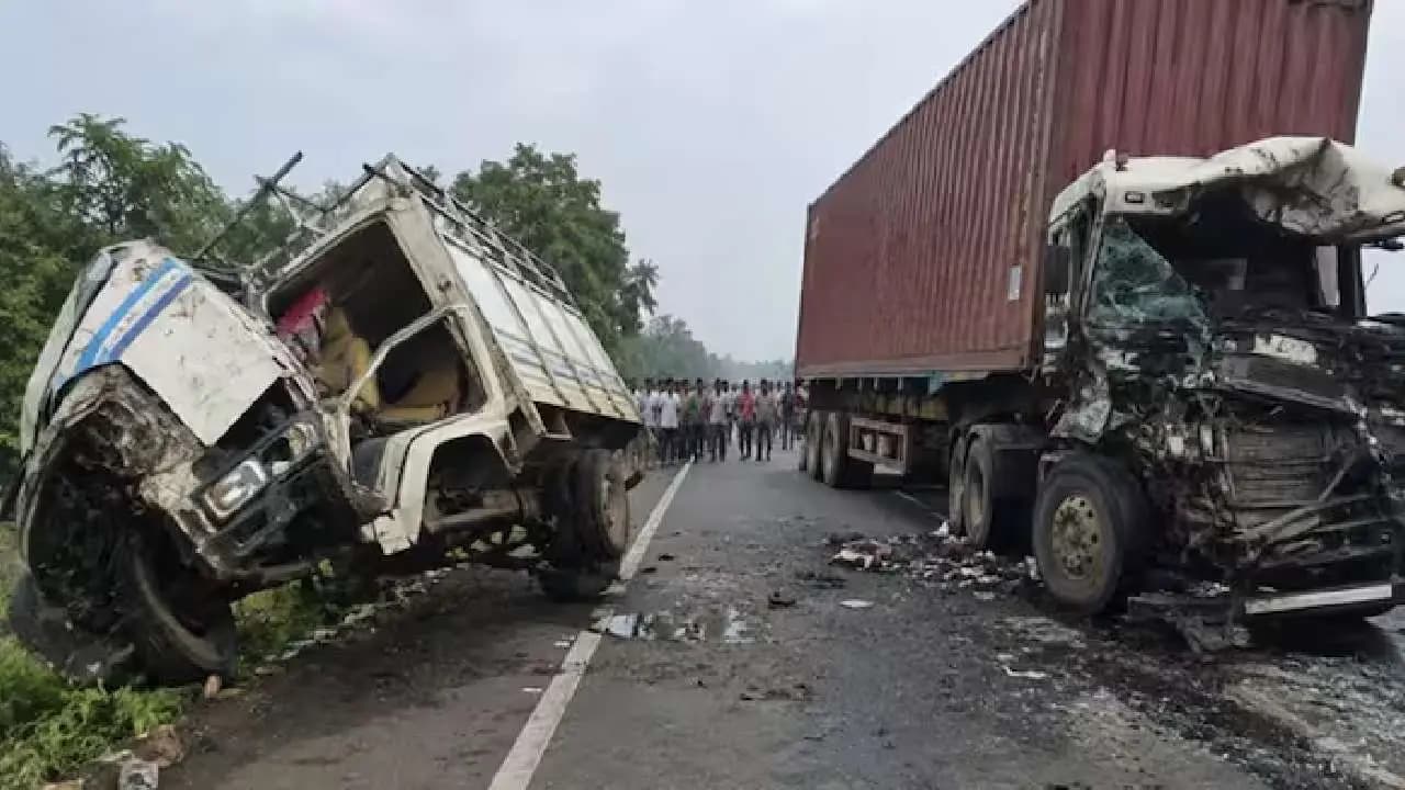 13 killed and several injured in a tempo-trailer collision 