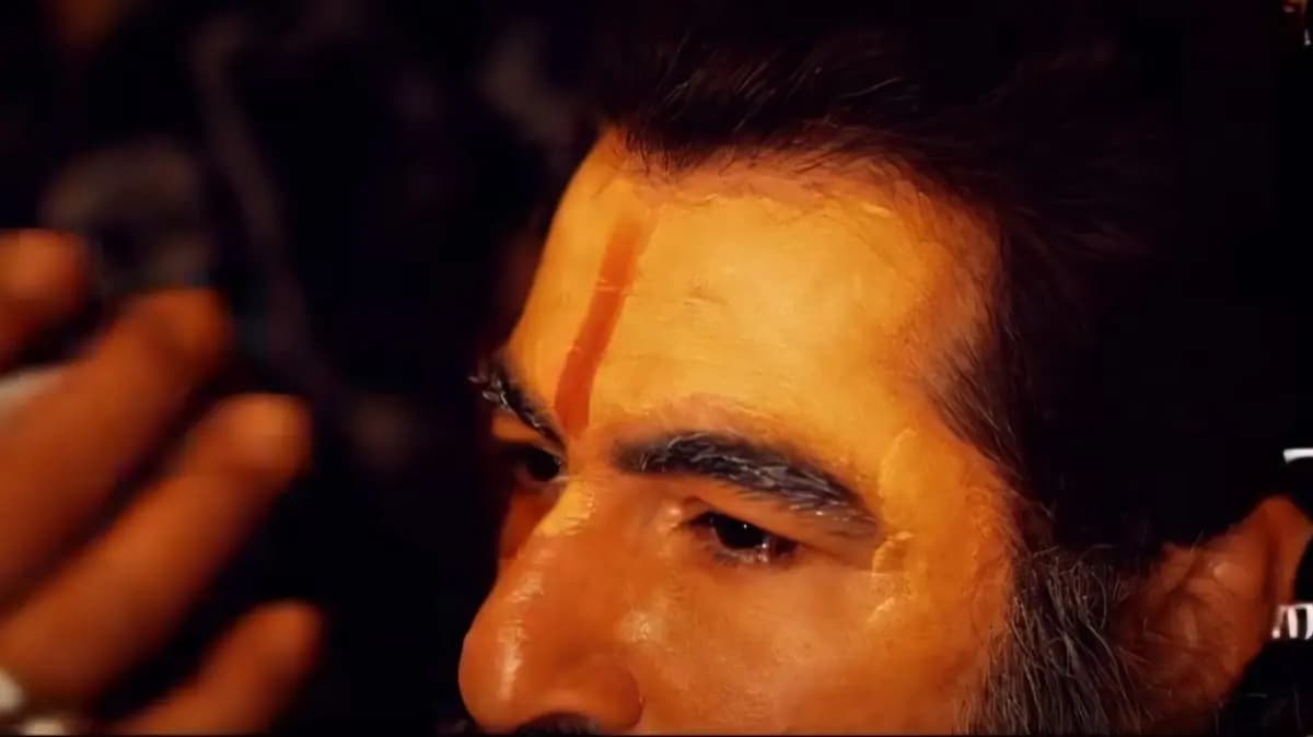 Jeet shared his first look of upcoming bengali movie Keu Bole Biplabi Keu Bole Dakat