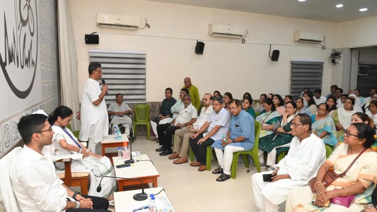 Mamata and Abhishek met with all KMC Councillors at Kalighat