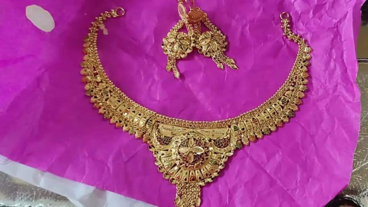  Indian Jewellers Wrap Gold Ornaments