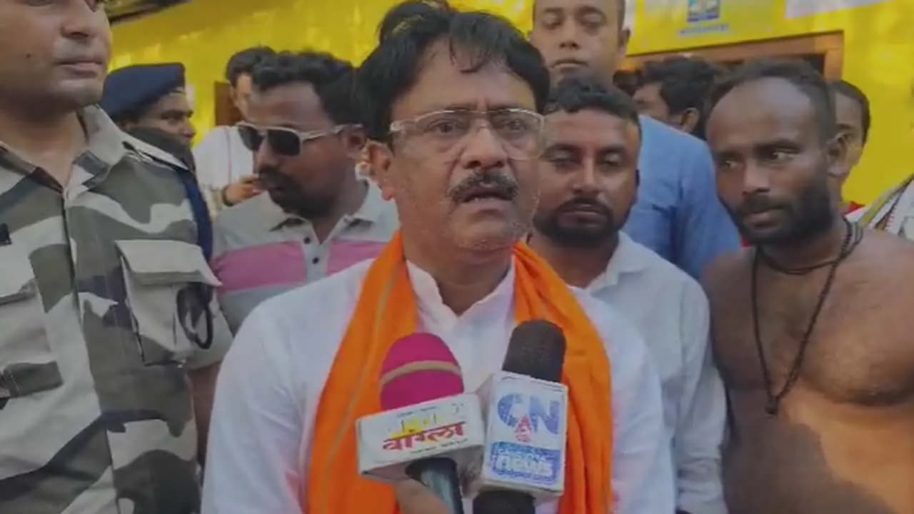 What special appeal does Bengal Minister Ashok Kirtania have for the refugee Matuas 