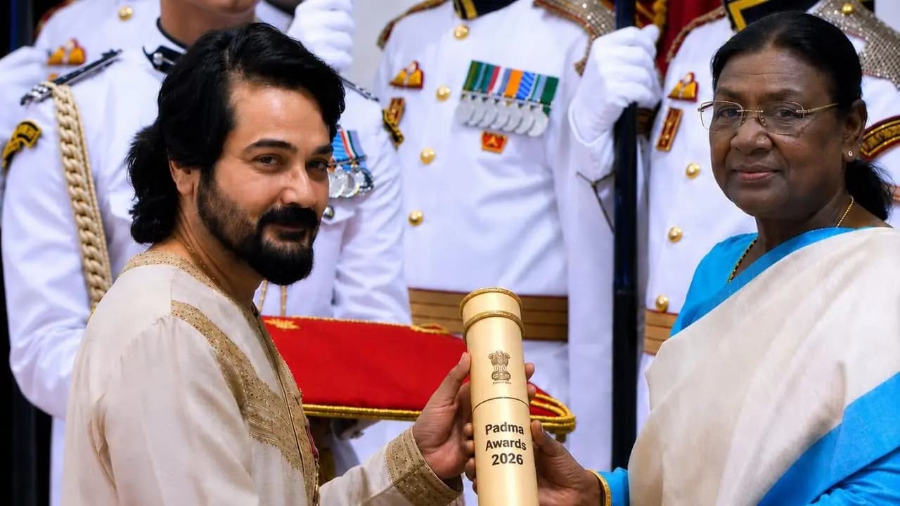 Prosenjit Chatterjee accepts Padma Shri From Draupadi Murmu at Rashtrapati Bhavan ceremony