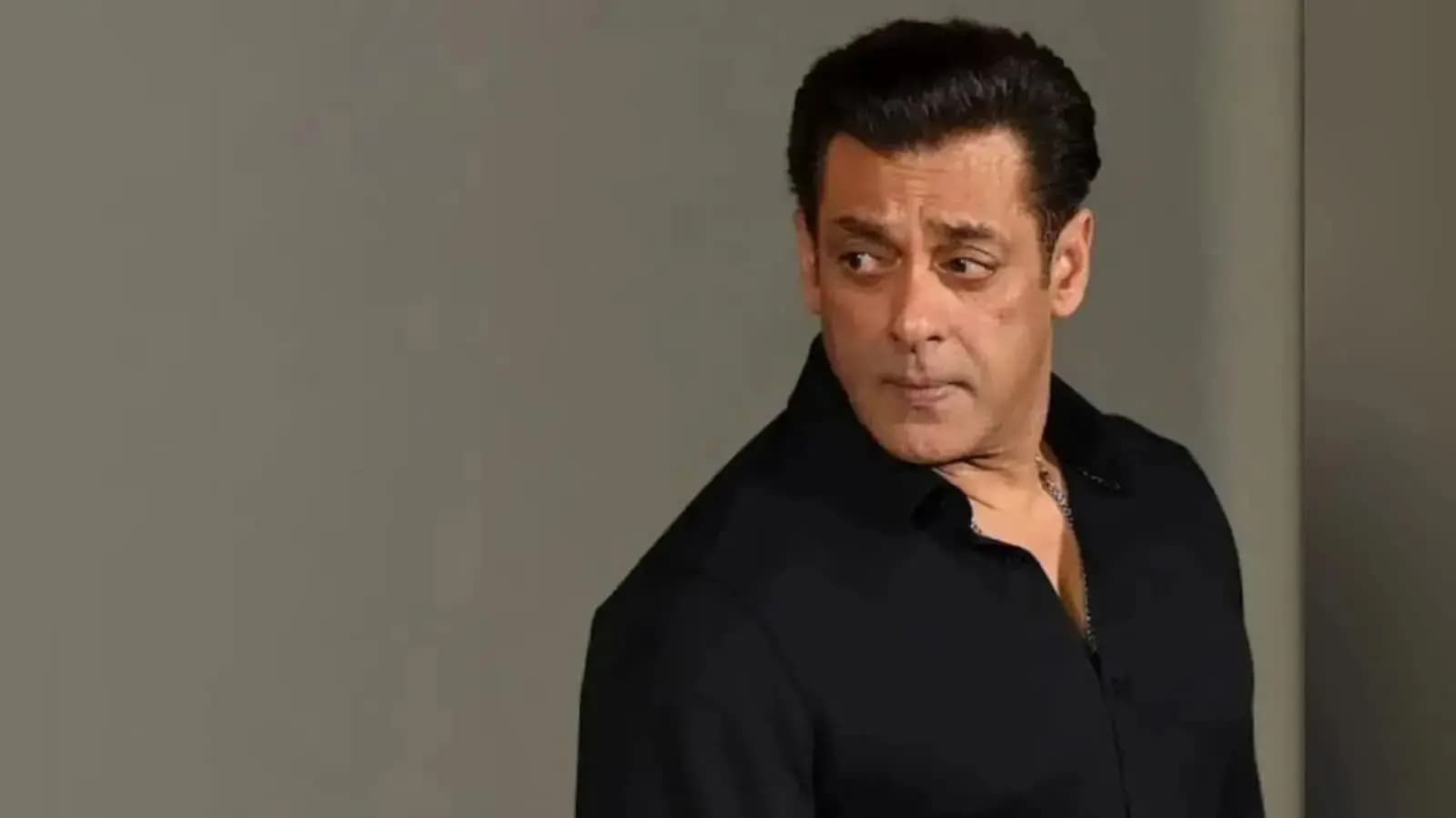 Fans Outraged As Salman Khan s Private Dinner Video From Inside His House Gets Leaked