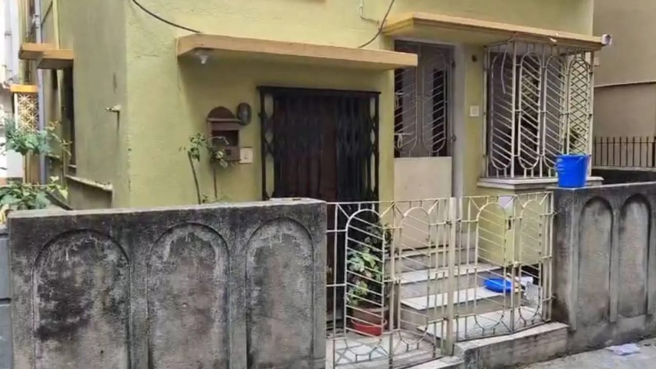 Wife sits with her husband's body in a closed room at Barrackpore
