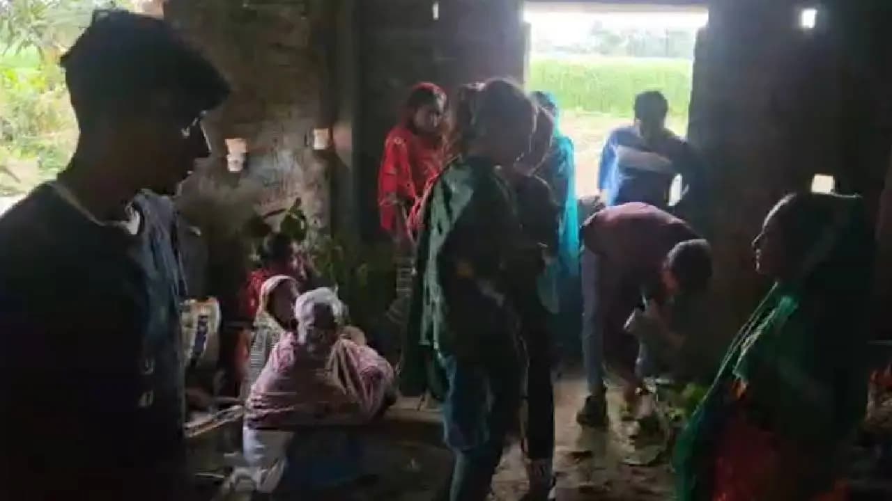 Crowd of Bangladeshi citizens at the Hakimpur border in Swarupnagar North 24 Parganas 