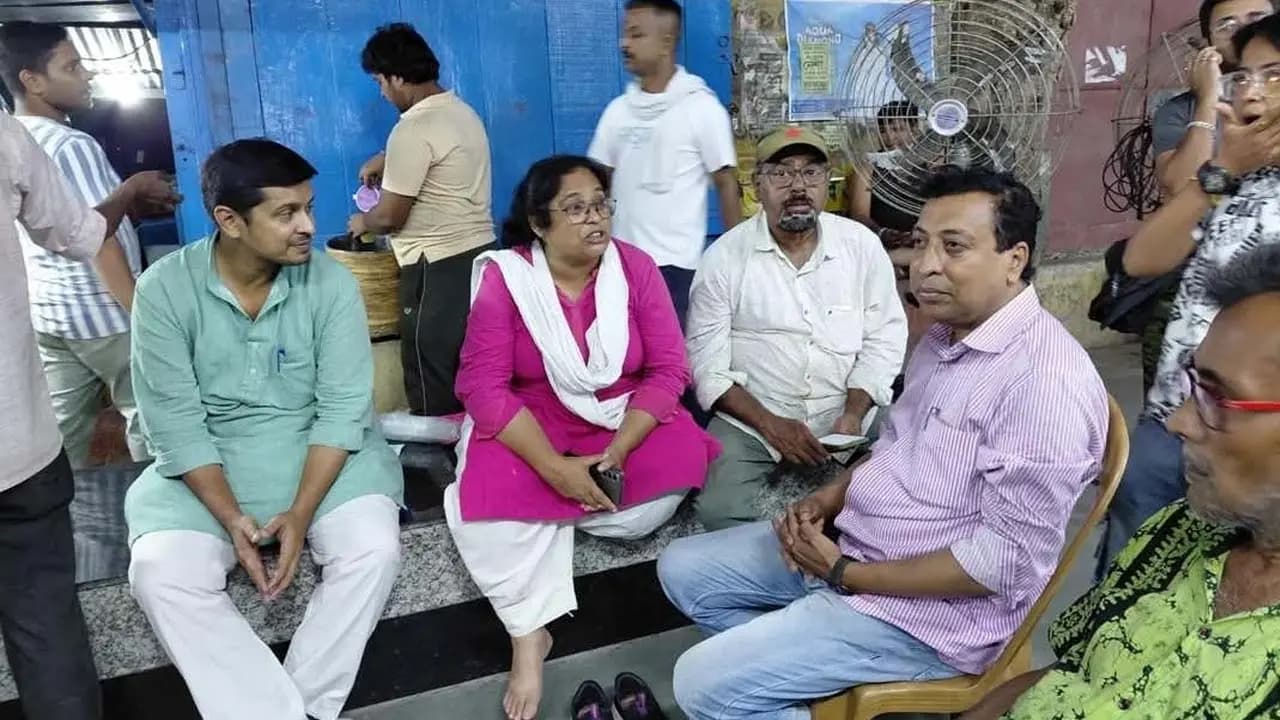 Leftists Keep All-Night Vigil with Hawkers at Sodpur Station to Prevent Eviction