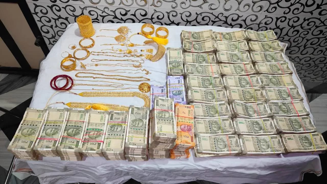 Big amounts of money and jewelry recovered from a businessmans  house in Birbhum