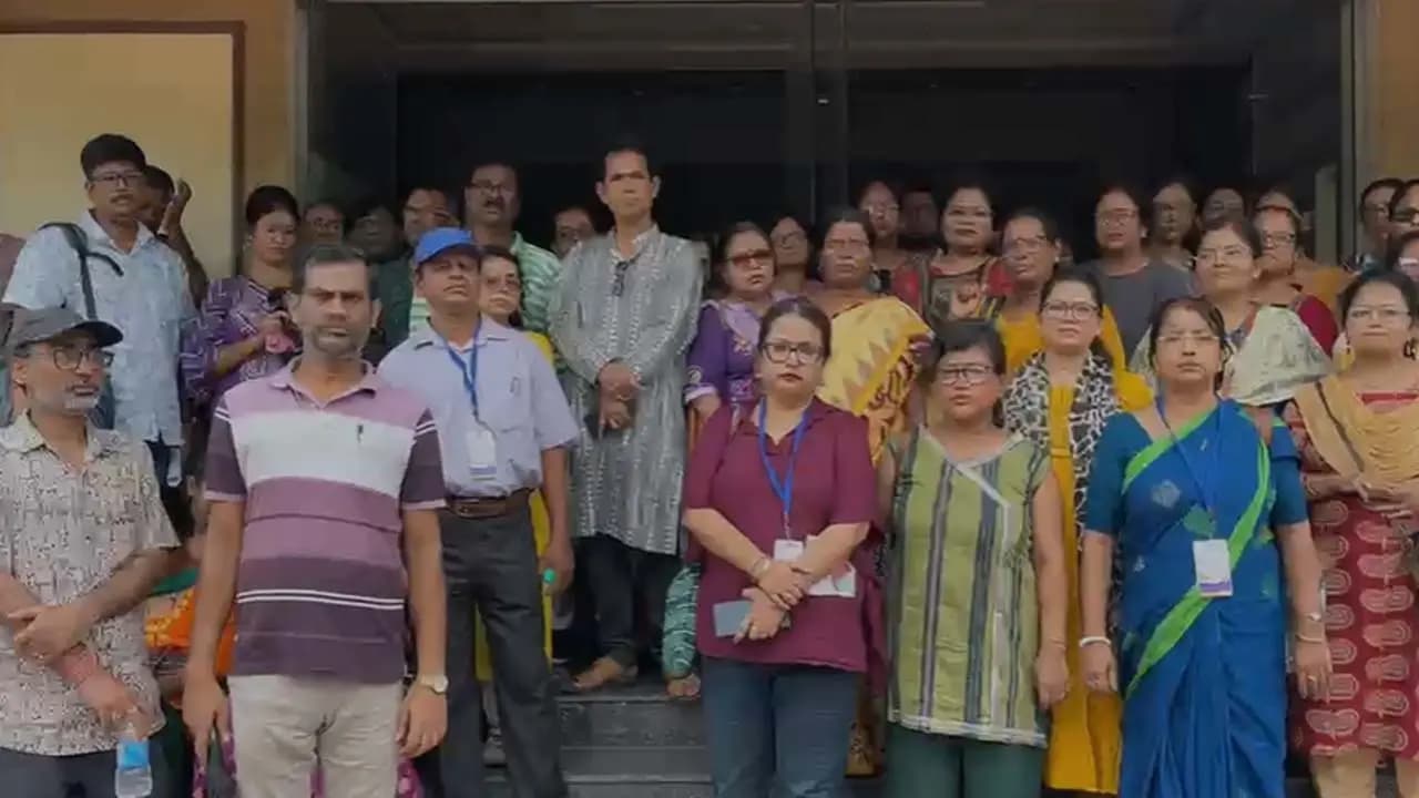 Refusing to carry out Annapurna Scheme duties BLOs protest once again 