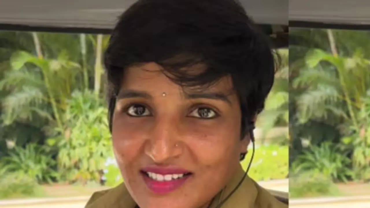Woman leaves 9 Year IT career to drive auto rickshaw, Viral