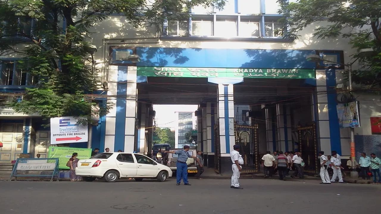 Khadya Bhawan big update  officer  fall from khadya bhawan admitted at hospital