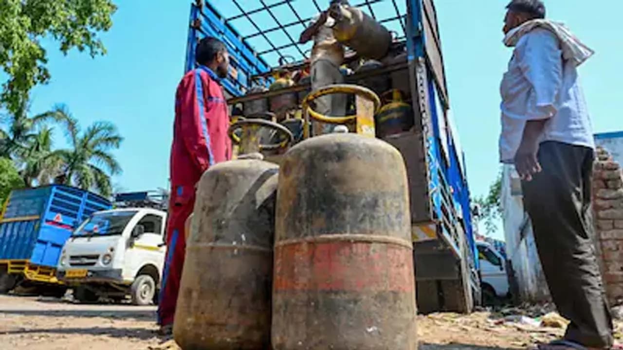 Commercial LPG cylinders become costlier from today how much does it cost in Kolkata 