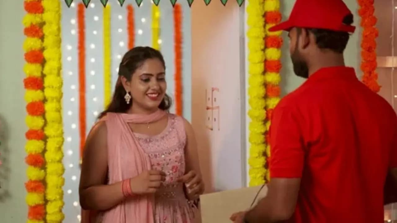 Delivery boy gives insulting proposal to girl customer purchased vibrator