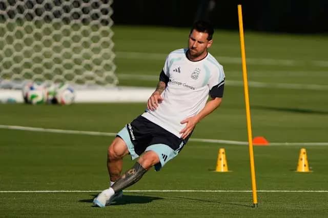 Huge crowd gathers for Argentina's World Cup training, Messi to play in friendly matches ahead of World Cup? 