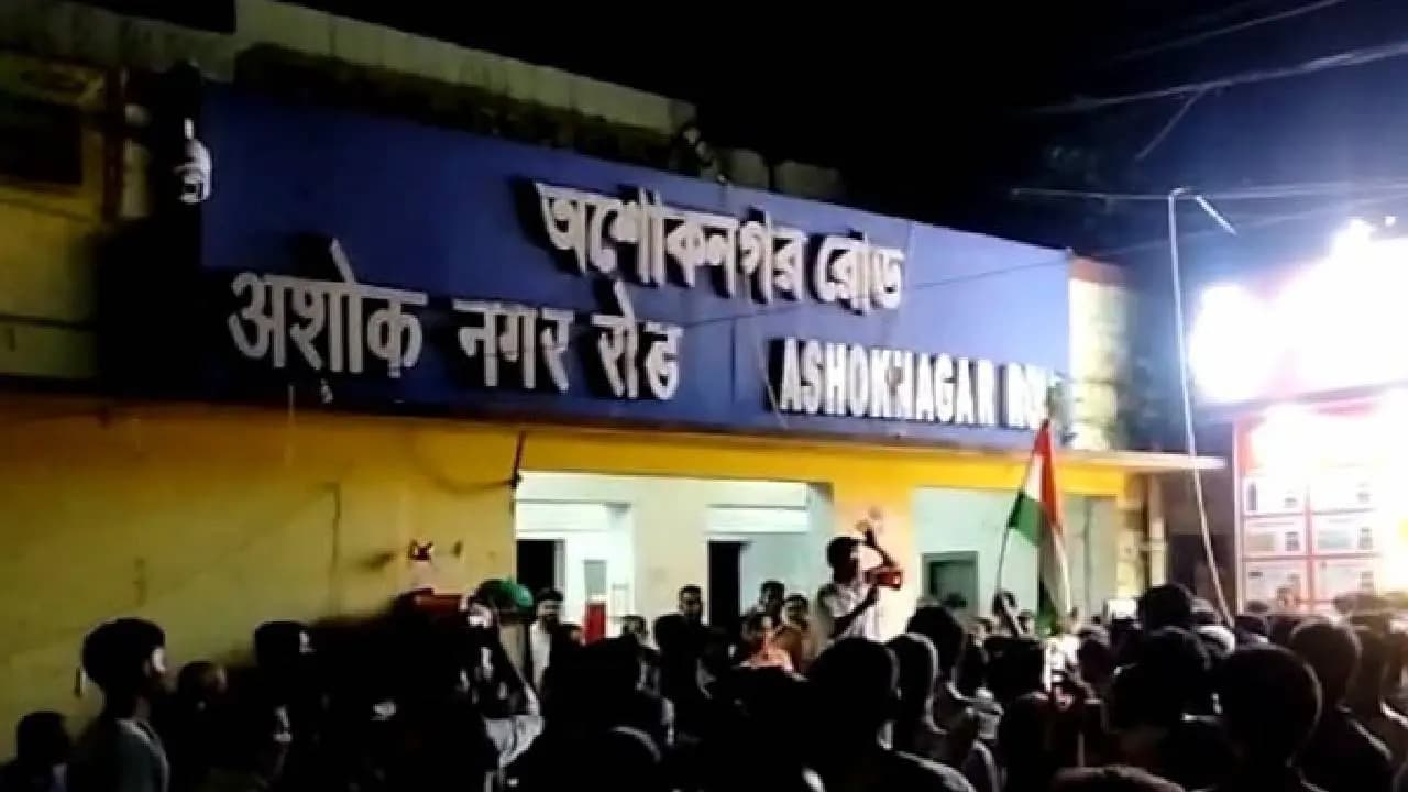 In protest against the eviction of hawkers the lights at the Ashoknagar Road station premises in North 24 Parganas have been switched off 