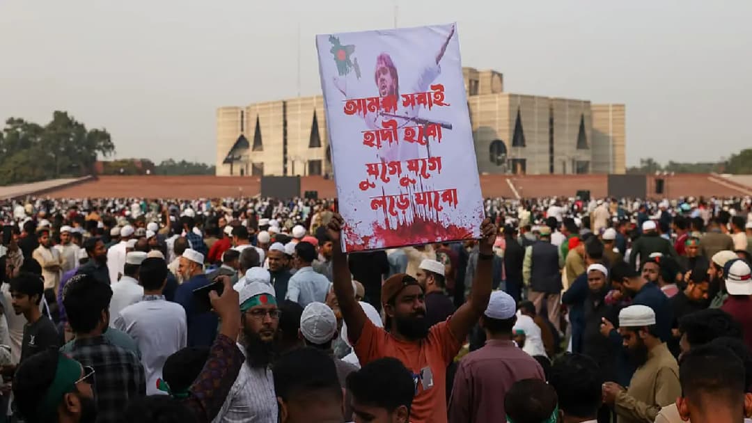 মমতার মন্তব্যে বদলাচ্ছে পরিস্থিতি! হাদি-হত্যা নিয়ে প্রতিবাদ পদ্মাপারের পথে?