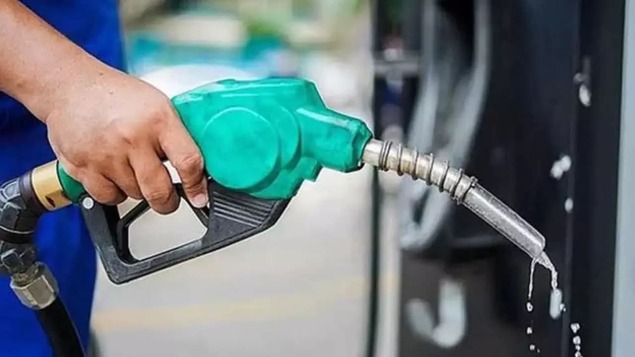 Oil prices are rising in India amid the heat of war how much does petrol and diesel cost per liter in Pakistan The numbers will surprise you