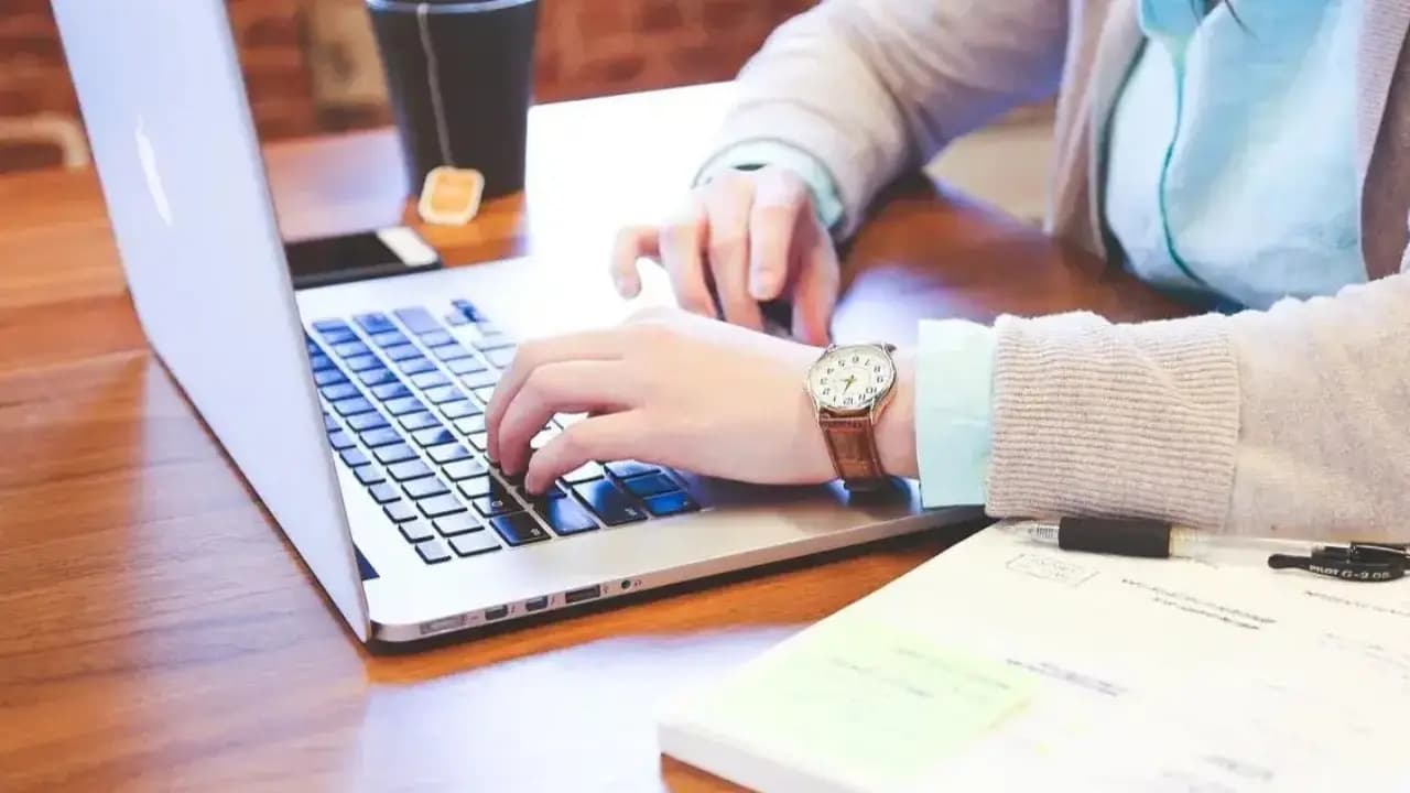 Carpal Tunnel Syndrome Warning: Why Constant Hand Numbness While Typing Requires Medical Care