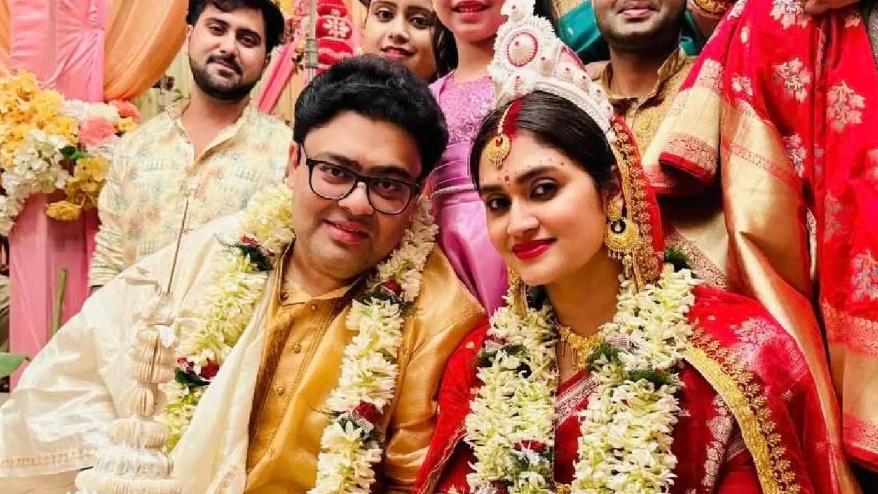 Kaushik Ganguly shares the wedding picture of Ambarish Bhattacharya Amid release of Aajo Ardhangini 