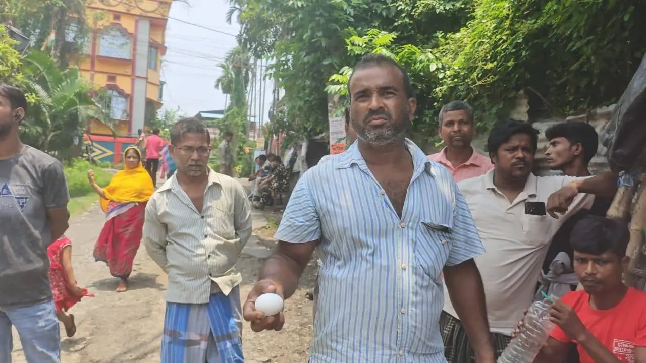 Resident of Falta vented anger against the Jahangir couple on the court premises