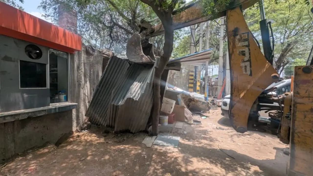 Gurugram Crackdown:  Gurugram Police demolished DLF Phase 3 residential building  with a bulldozer due to violations  leaving many homeless overnight